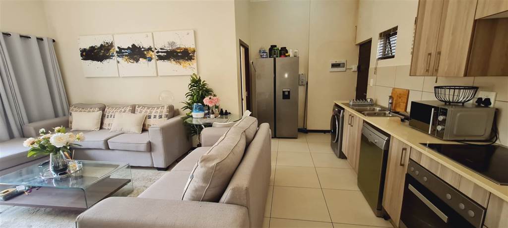 2 Bed Apartment in Roodepoort Central photo number 13