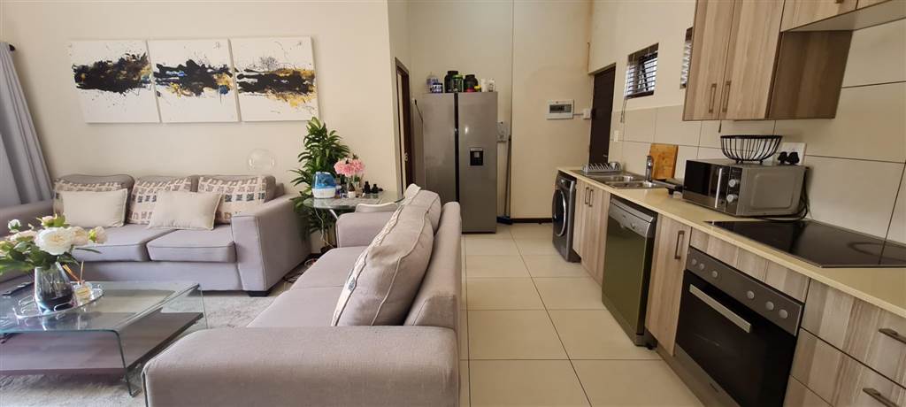 2 Bed Apartment in Roodepoort Central photo number 11