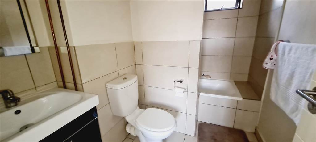 2 Bed Apartment in Roodepoort Central photo number 17