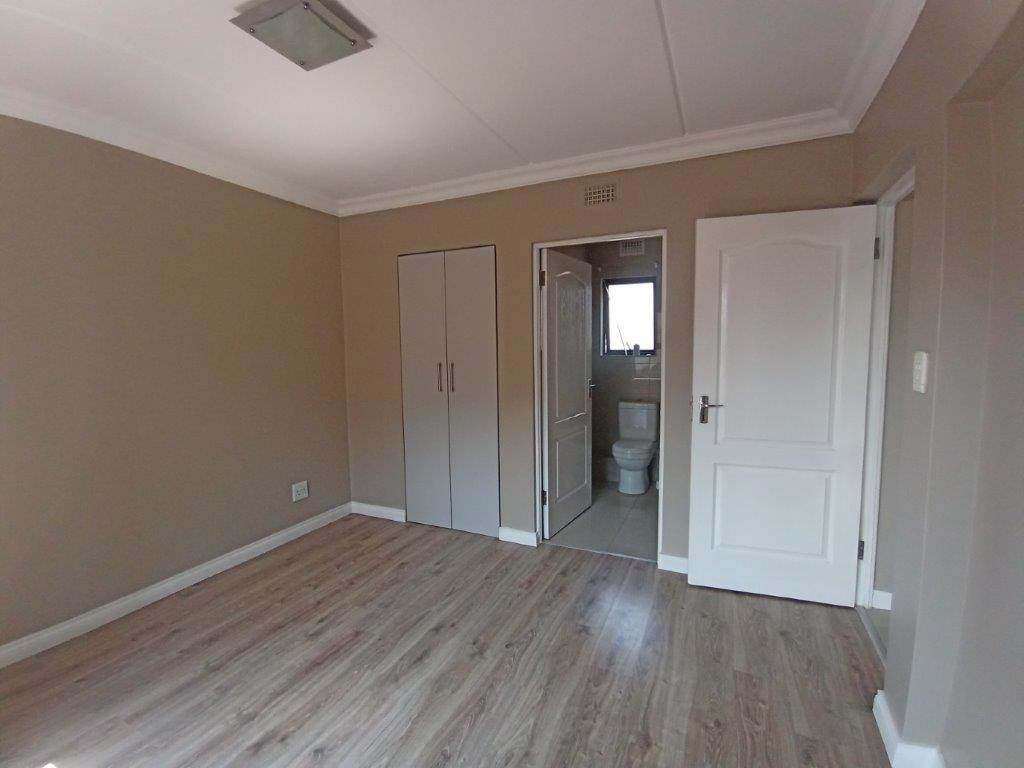 2 Bed Apartment in Kyalami Hills photo number 15
