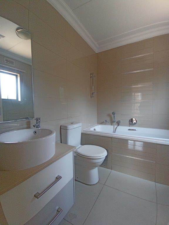 2 Bed Apartment in Kyalami Hills photo number 12
