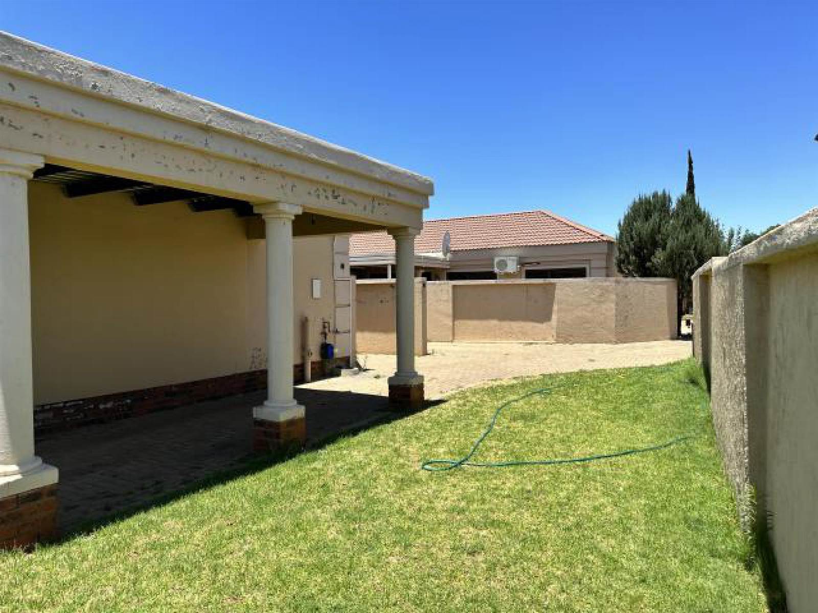 2 Bed Townhouse in Kimberley Central photo number 3