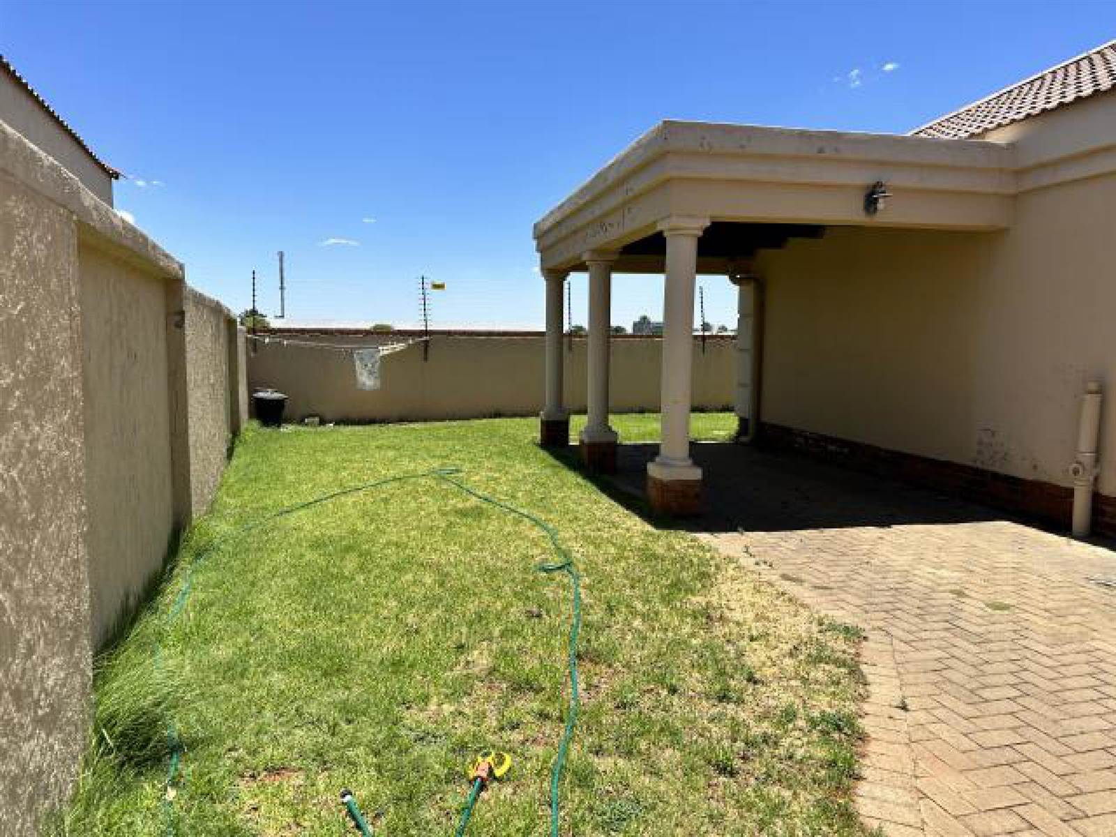 2 Bed Townhouse in Kimberley Central photo number 17