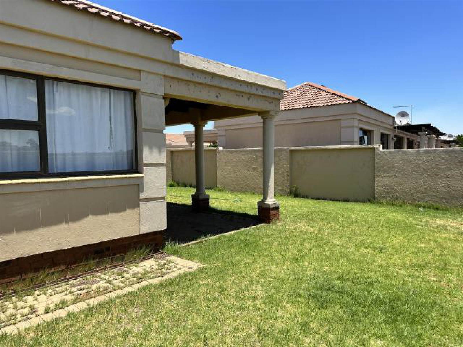 2 Bed Townhouse in Kimberley Central photo number 2