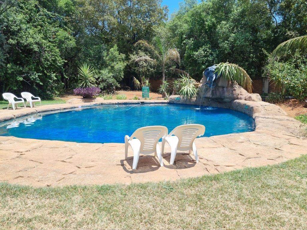 30 Bed House in Hartbeespoort Dam photo number 11