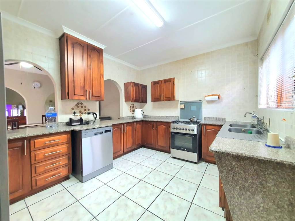 3 Bed Townhouse in Amanzimtoti photo number 13