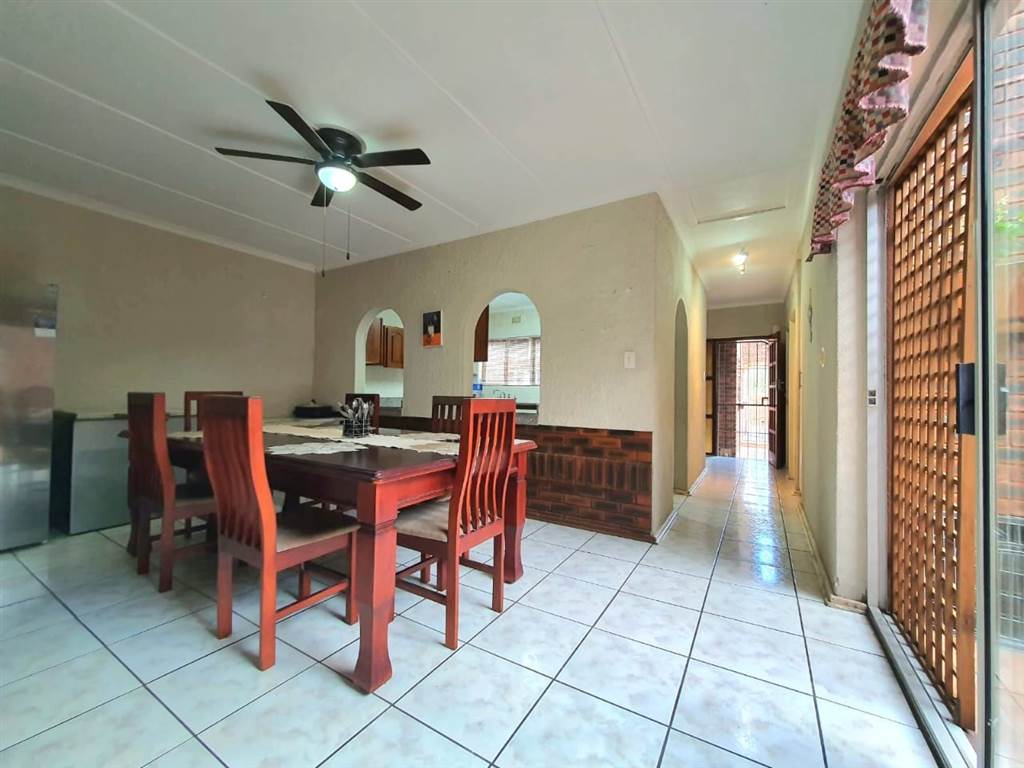 3 Bed Townhouse in Amanzimtoti photo number 12