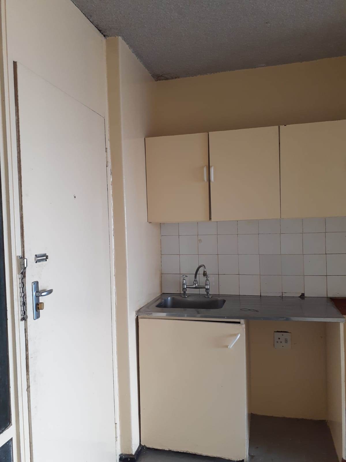 Studio Apartment in Hillbrow photo number 15
