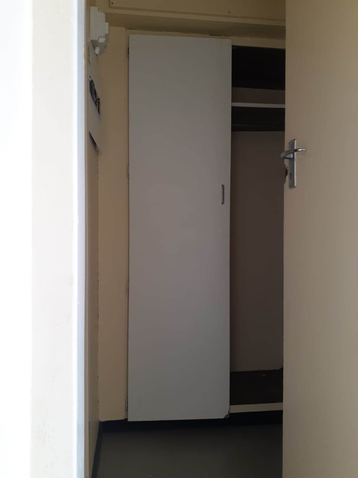 Studio Apartment in Hillbrow photo number 14