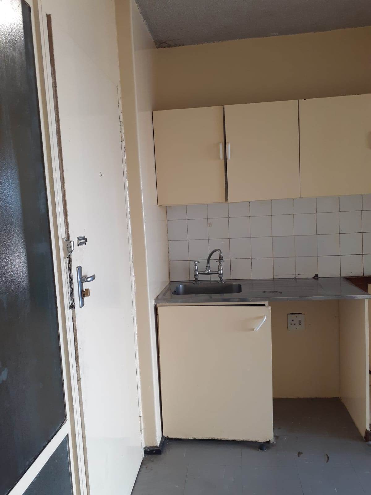 Studio Apartment in Hillbrow photo number 13