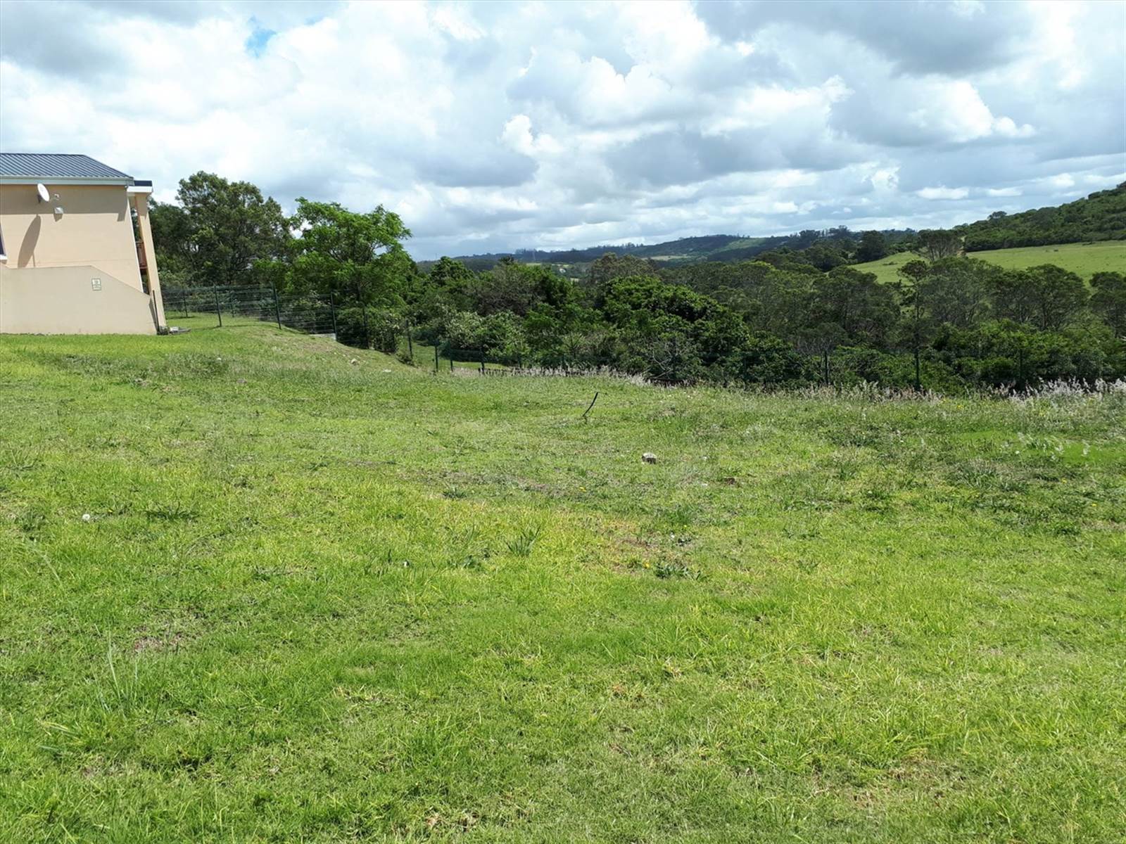 360 m² Land available in Beacon Bay photo number 1