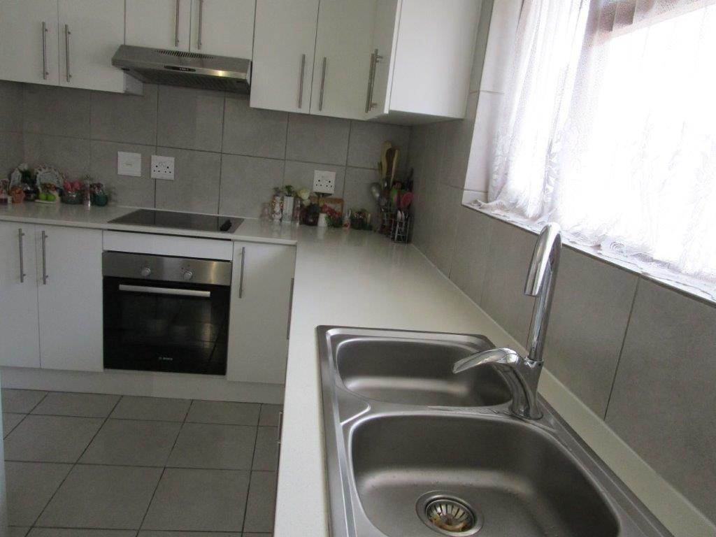 2 Bed Apartment in Wynberg photo number 10