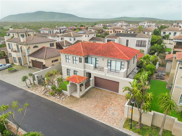 5 Bed House in Bloubergstrand