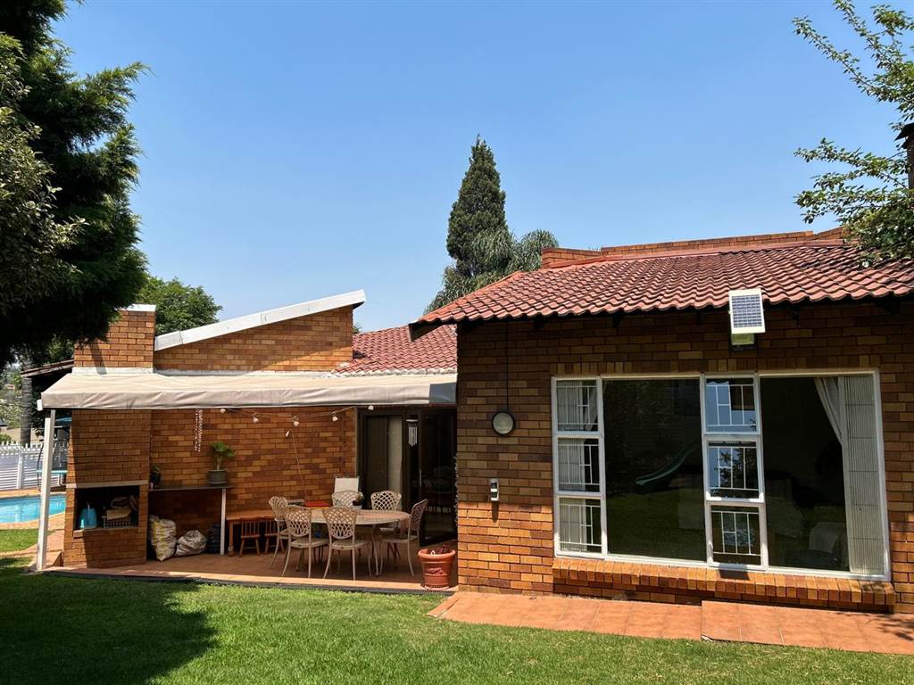 4 Bed House in Marais Steyn Park photo number 4