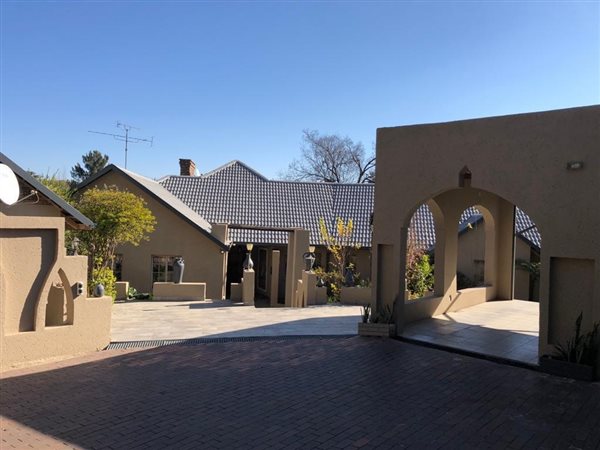 9 Bed House in Woodmead