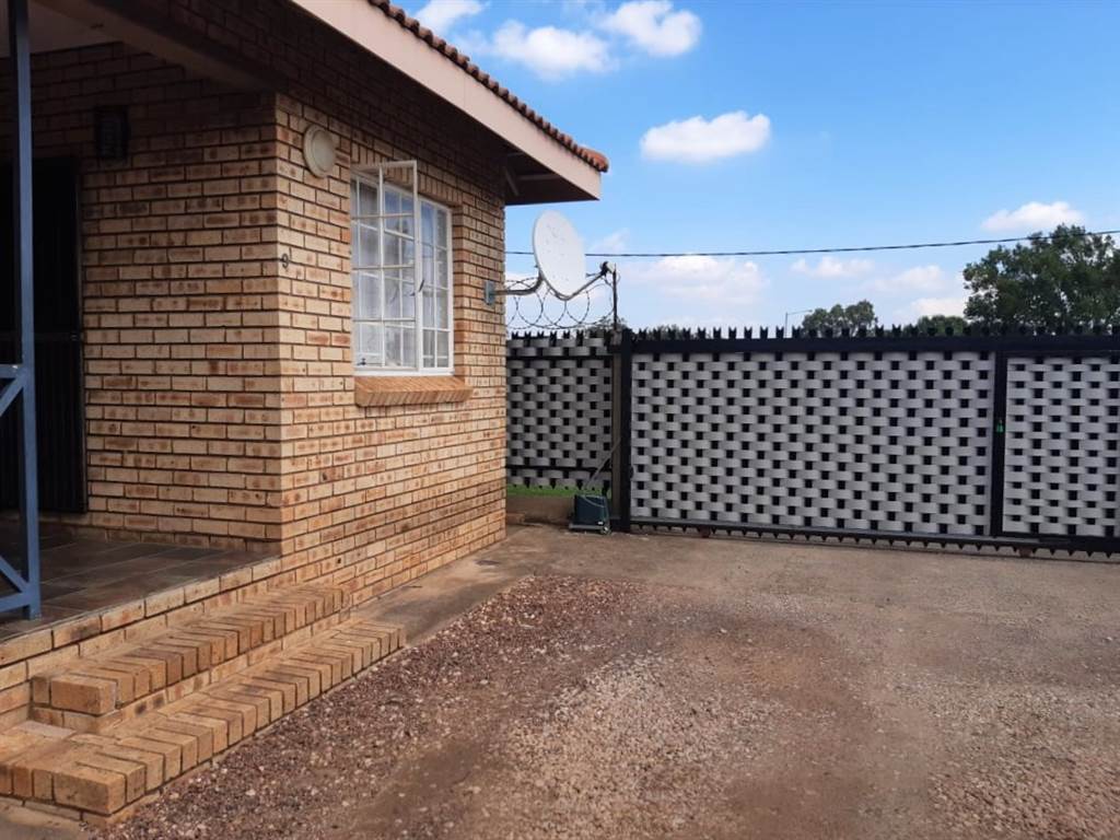 1 Bed Townhouse in Parys photo number 2