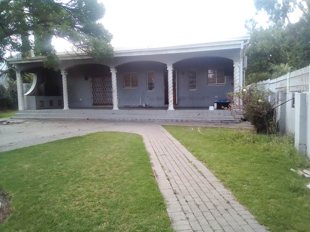 3 Bed House in Kroonstad photo number 11