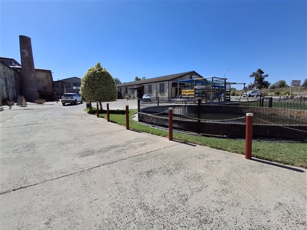 152  m² Commercial space