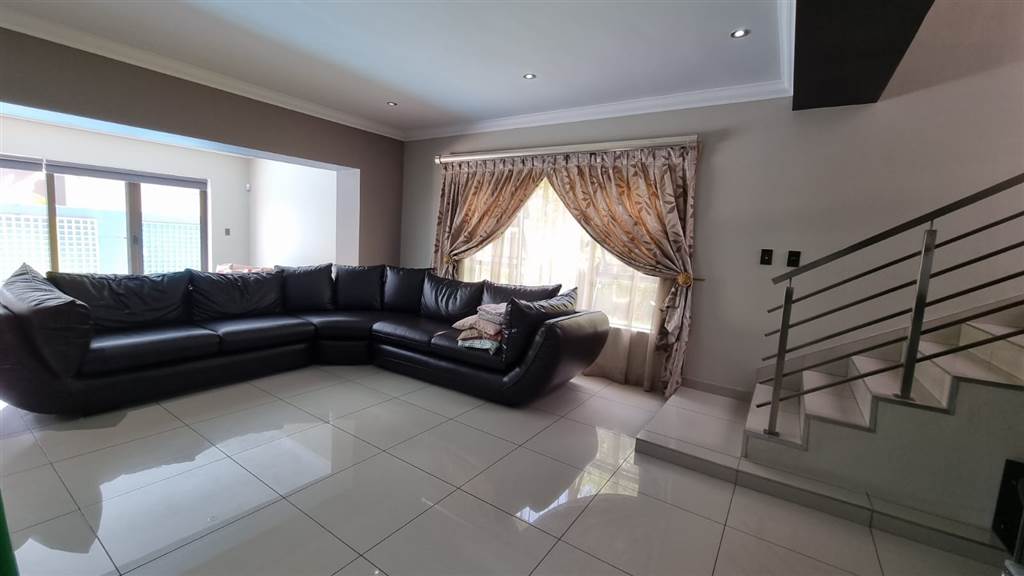 4 Bed House in Greenstone Hill photo number 7