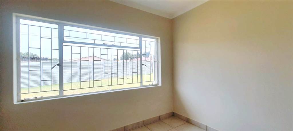 3 Bed House in Rensburg photo number 15