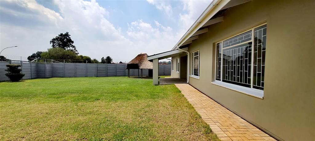 3 Bed House in Rensburg photo number 30