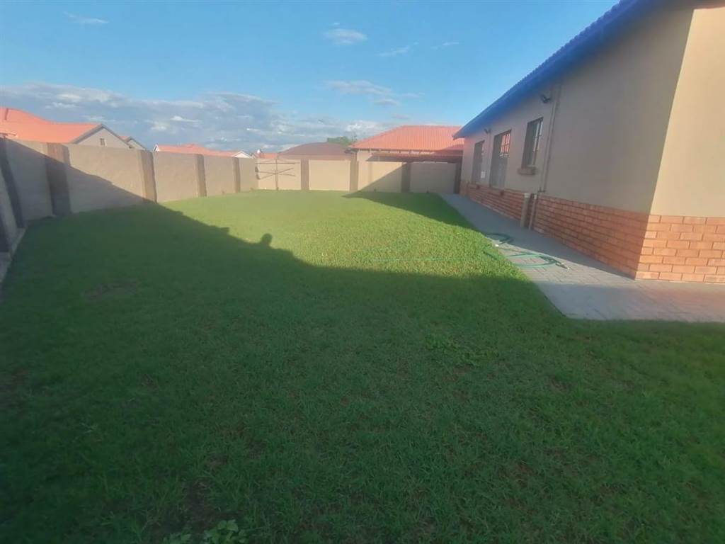 4 Bed House in Waterkloof photo number 5