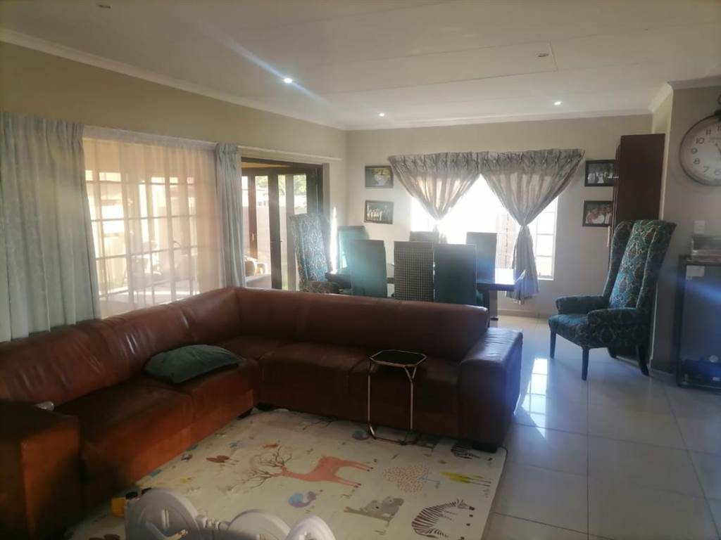 4 Bed House in Waterkloof photo number 6