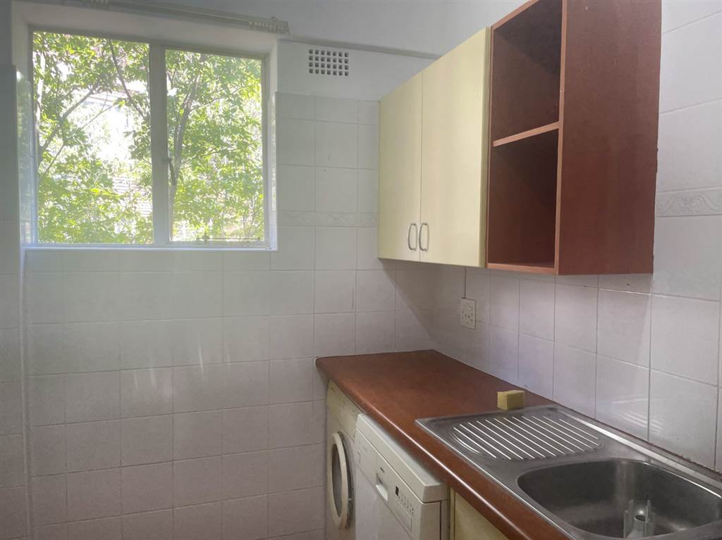3 Bed Apartment in Illovo photo number 4