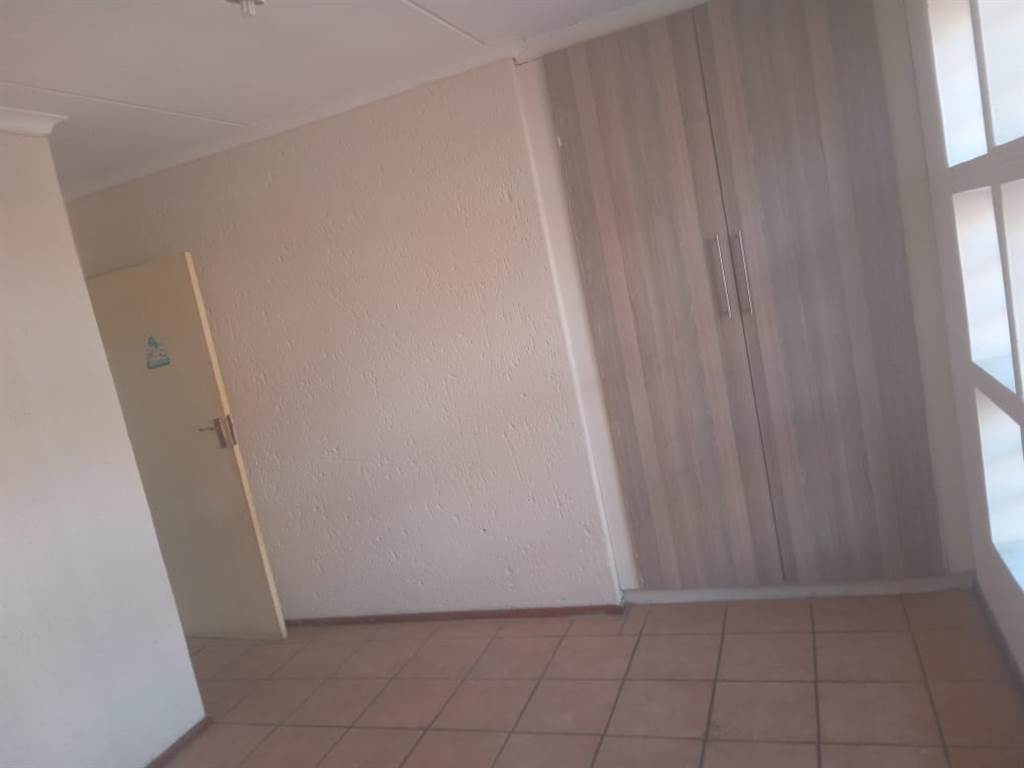 2 Bed Apartment in Mondeor photo number 8