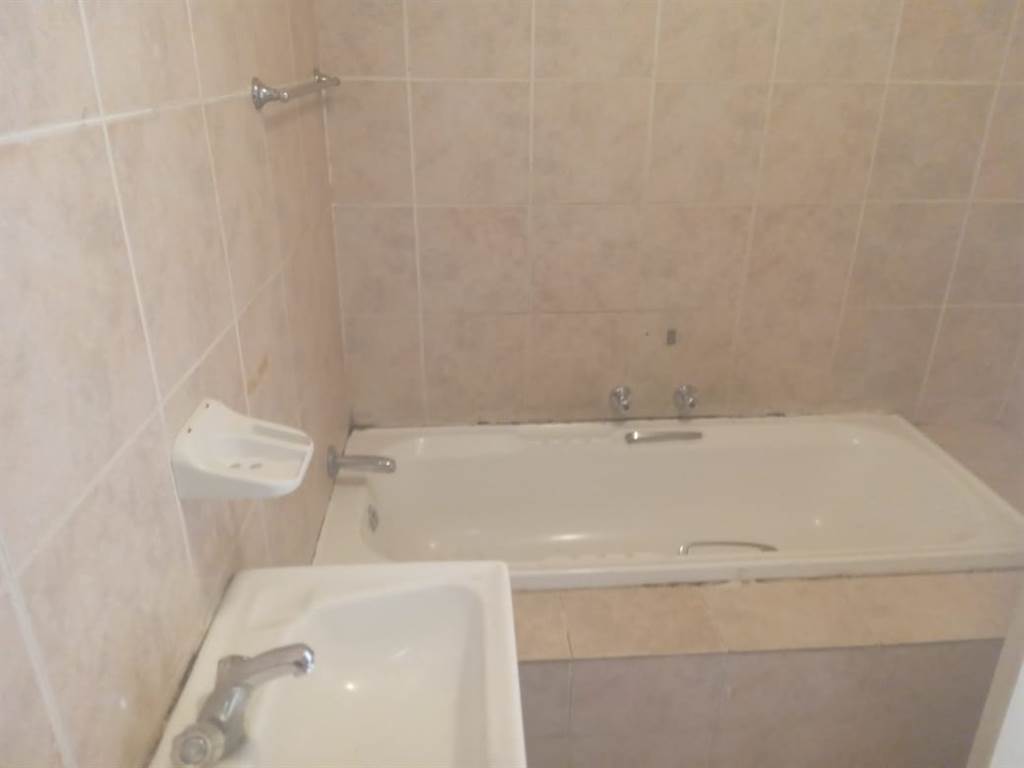 2 Bed Apartment in Mondeor photo number 9