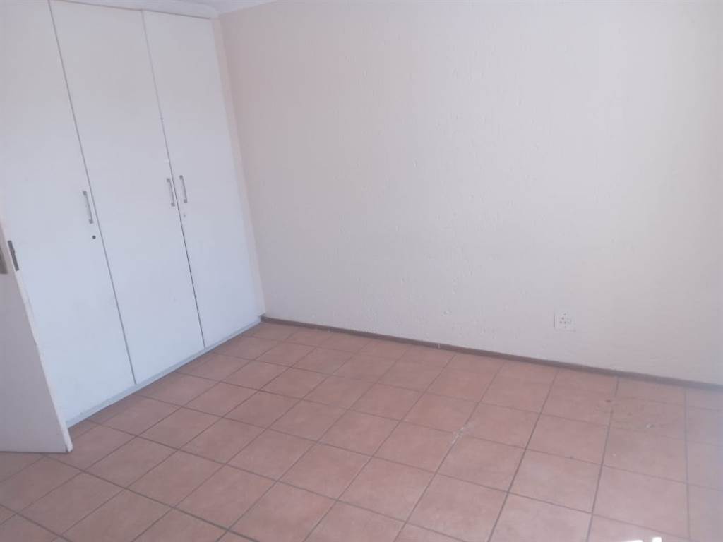 2 Bed Apartment in Mondeor photo number 6