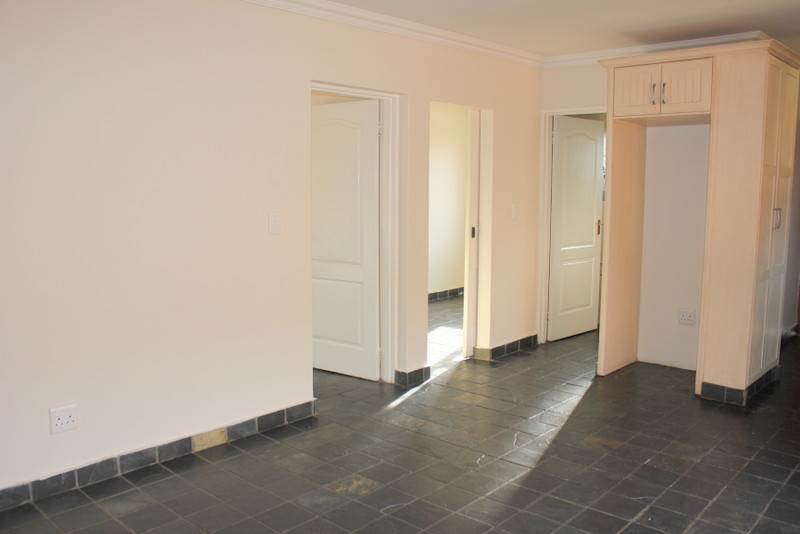 2 Bed Townhouse in Langenhoven Park photo number 8