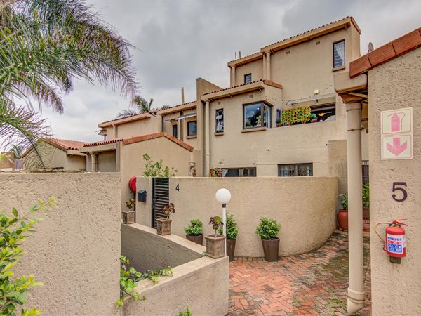 3 Bedroom Townhouse 3 Bedroom Townhouse