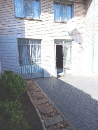 3 Bed Townhouse in Silverton photo number 2