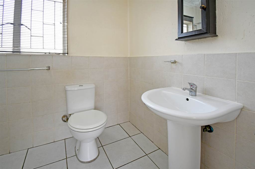 2 Bed Apartment in Greenstone Hill photo number 20