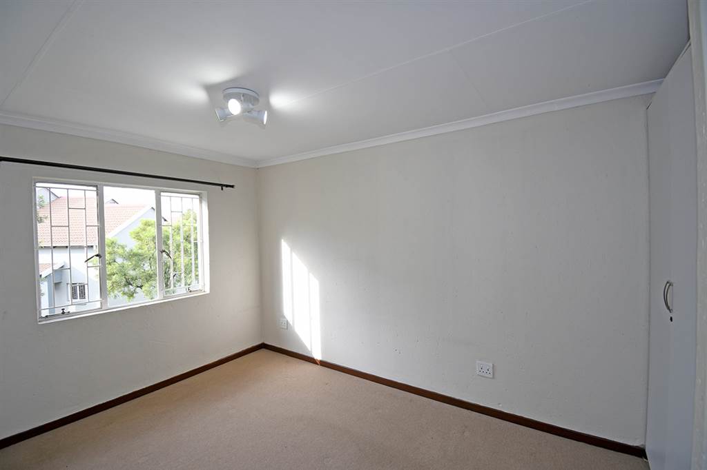 2 Bed Apartment in Greenstone Hill photo number 17
