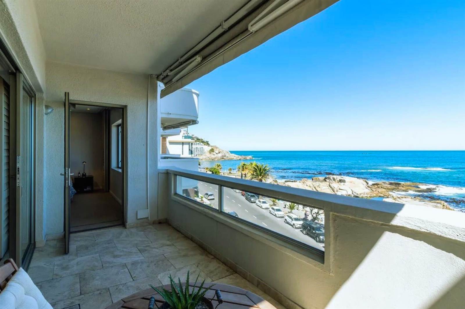 2 Bed Apartment in Bantry Bay photo number 2