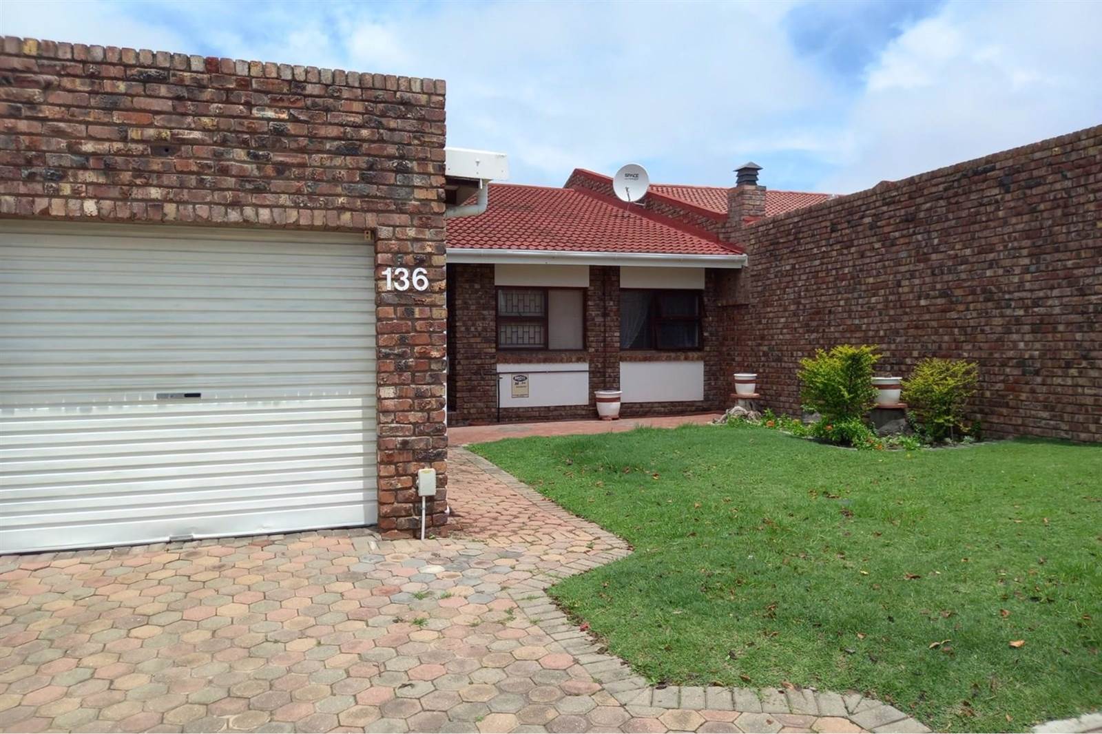 3 Bed Townhouse in Hartenbos photo number 2
