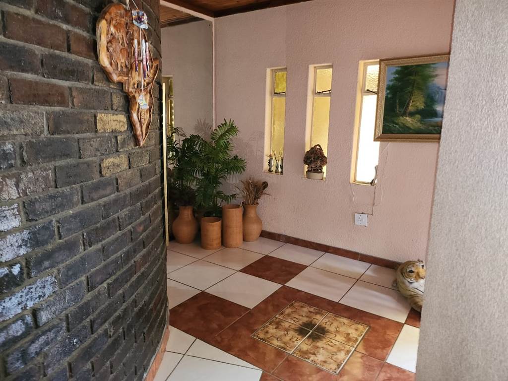 4 Bed House in Mmabatho photo number 9