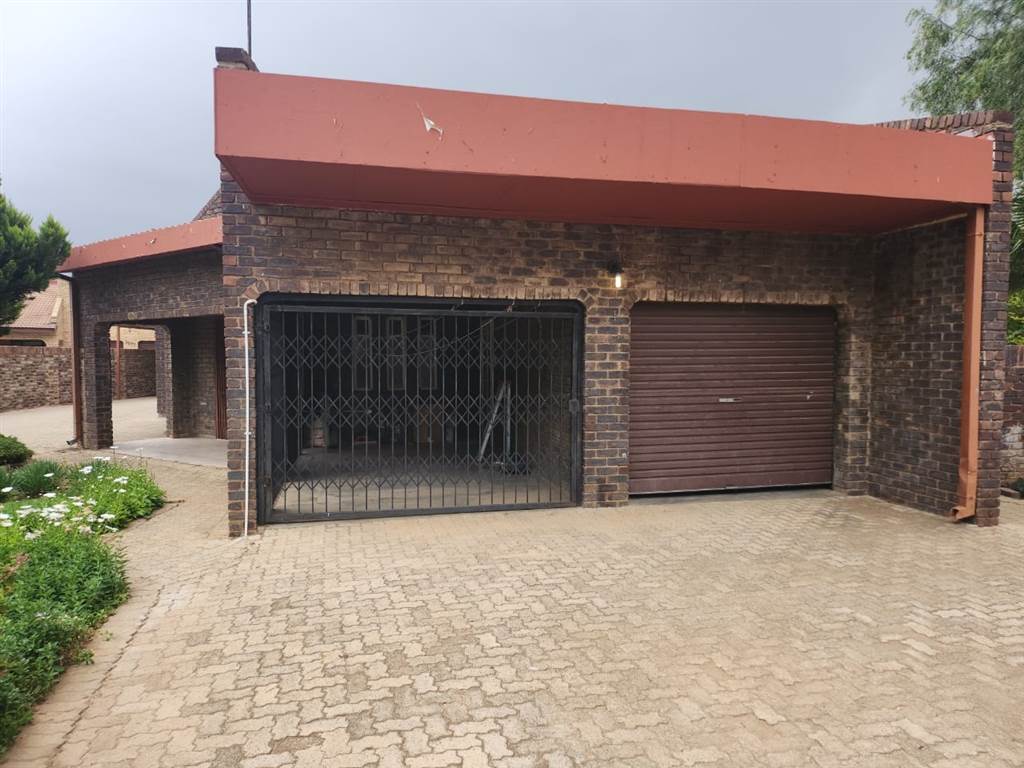 4 Bed House in Mmabatho photo number 3