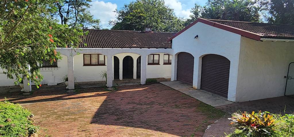 3 Bed House in Umtentweni photo number 1