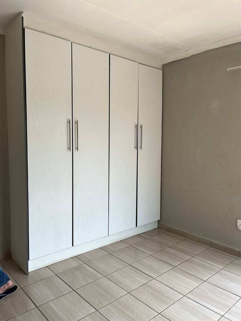 2 Bed Apartment in Ruimsig AH photo number 6