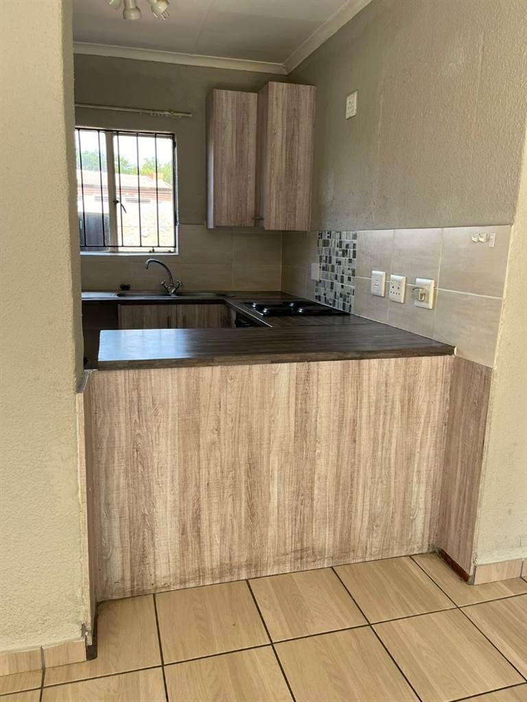 2 Bed Apartment in Ruimsig AH photo number 4
