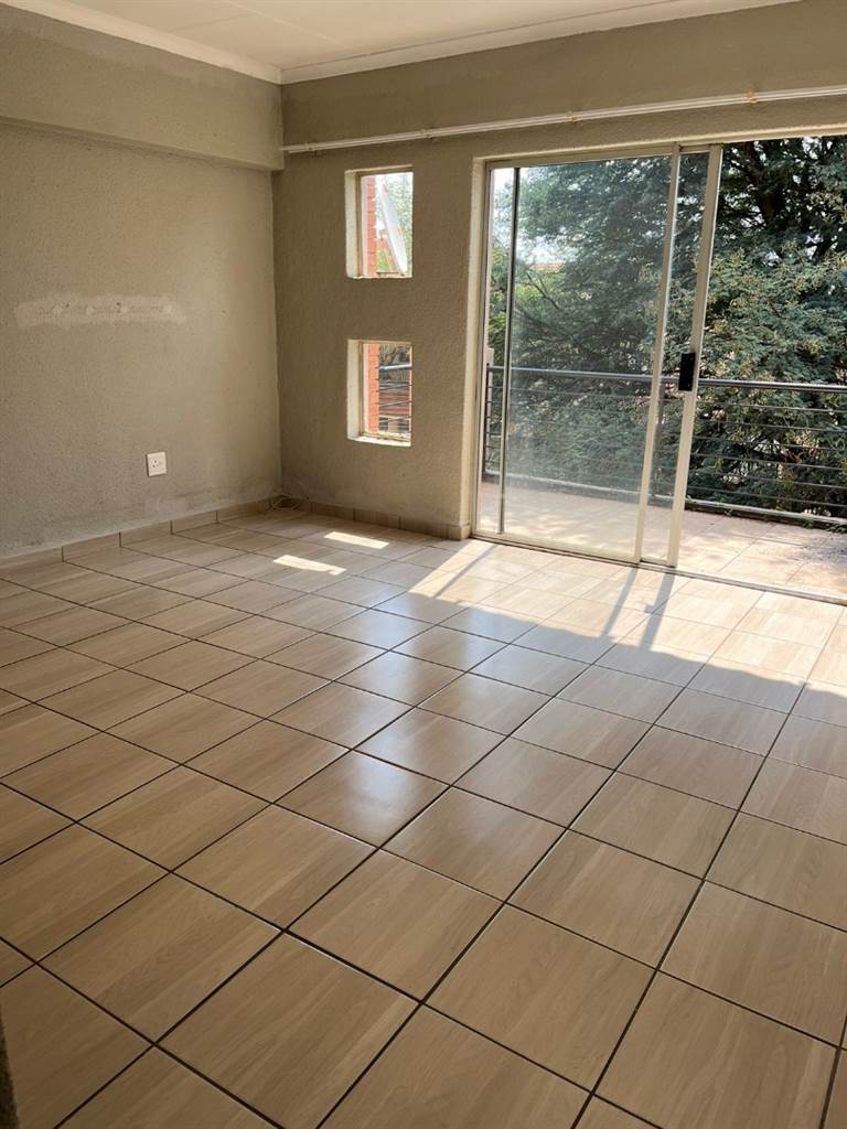 2 Bed Apartment in Ruimsig AH photo number 5