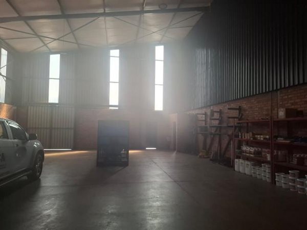 330 m² Industrial space 330 m² Industrial space