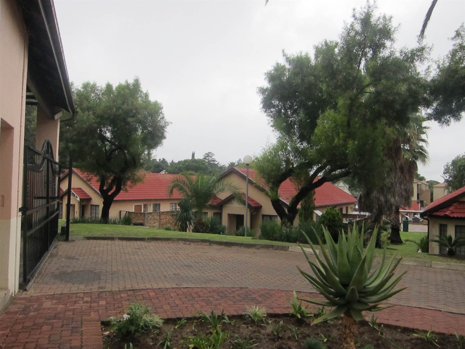 2 Bed Townhouse in Meredale photo number 27