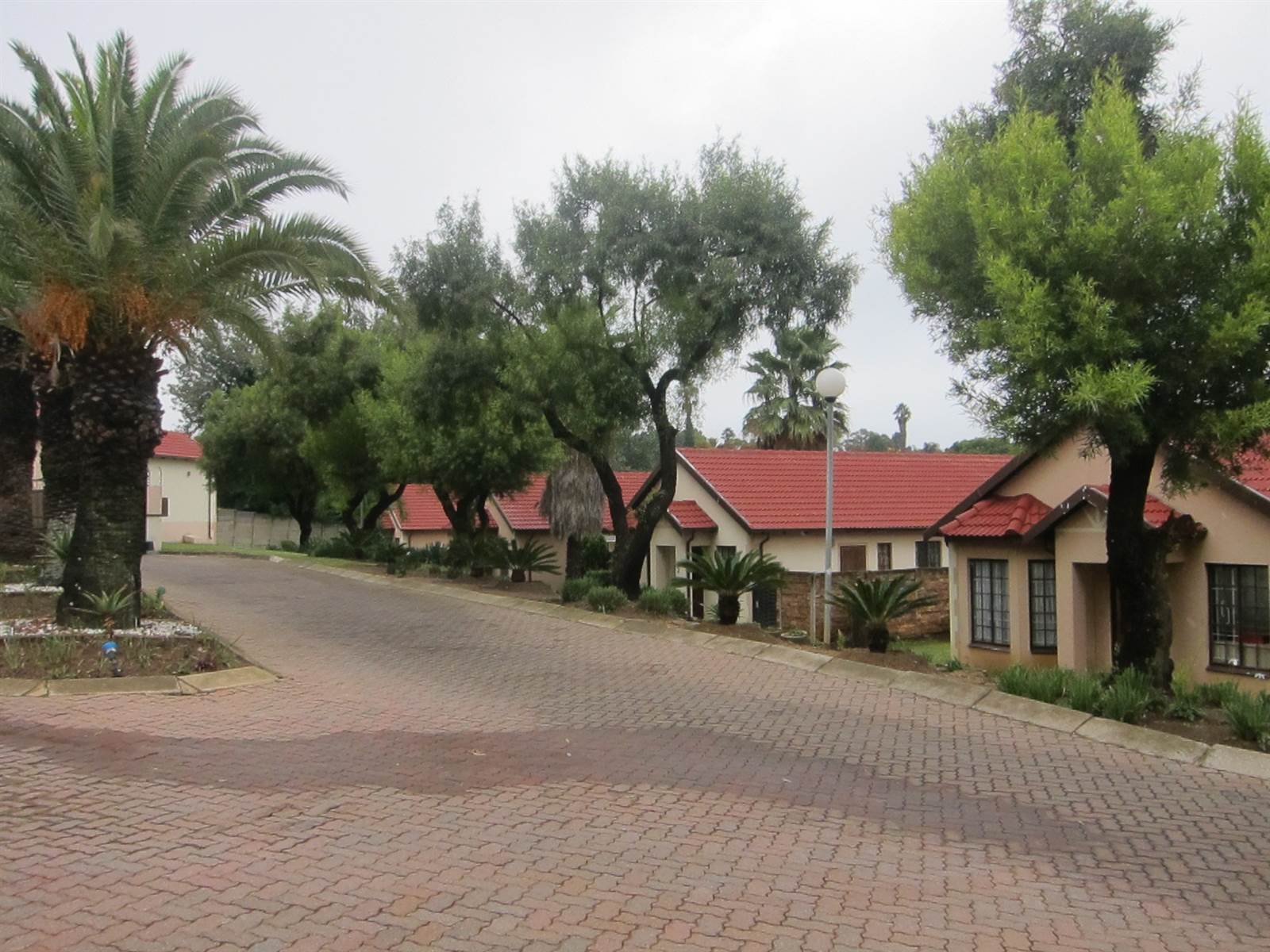 2 Bed Townhouse in Meredale photo number 25