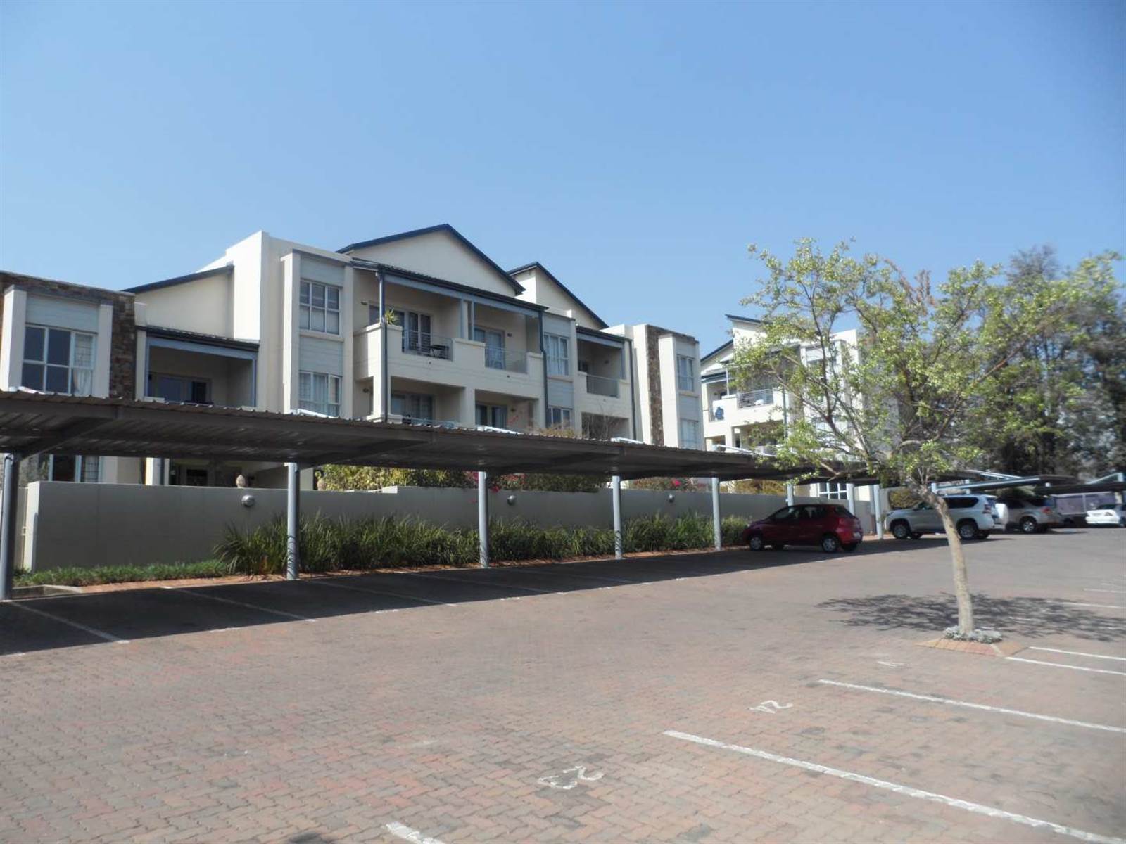 1 Bed Apartment in Parktown North photo number 14
