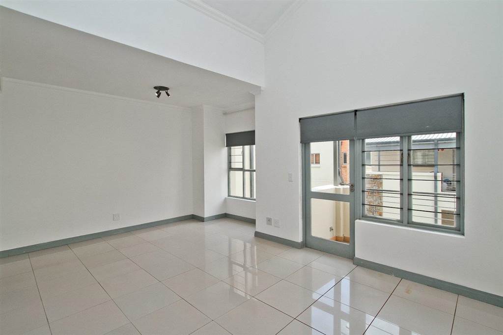 1 Bed Apartment in Parktown North photo number 6