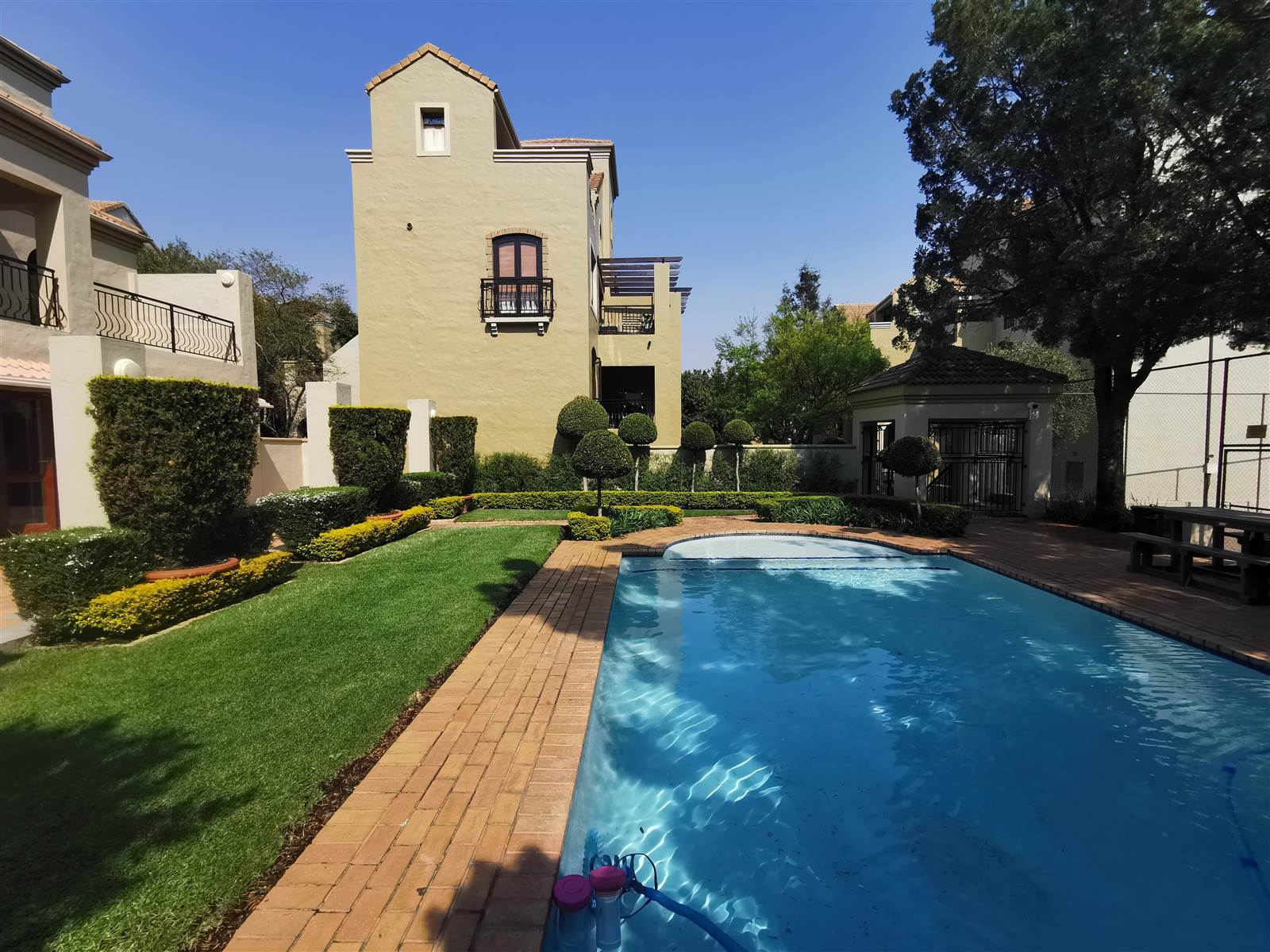 2 Bed Apartment in Douglasdale photo number 17